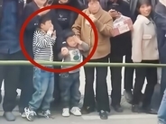 人型ロボット、ダンスパフォーマンス中に観客の男児にビンタ―中国