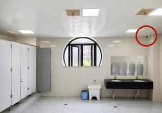 男子トイレに監視カメラ設置、学校「生徒が扉を壊したり喫煙したりするため」―中国