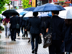 日本で手ぶらの男性が少ないのはなぜ？韓国ネット「不思議だった」「ビジネスマナー？」