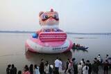 「アジア冬季大会のマスコット「妮妮」、ハルビンの松花江の水面に登場―中国」の画像1