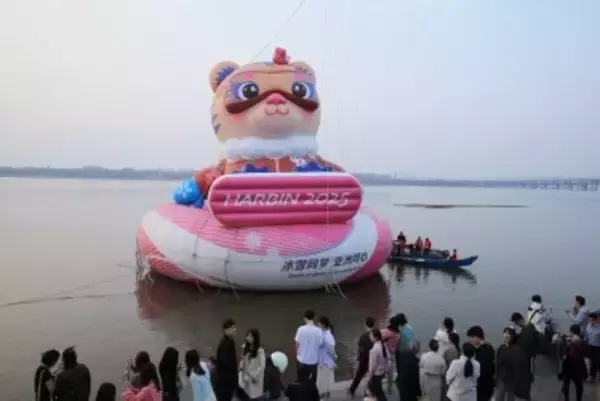 「アジア冬季大会のマスコット「妮妮」、ハルビンの松花江の水面に登場―中国」の画像