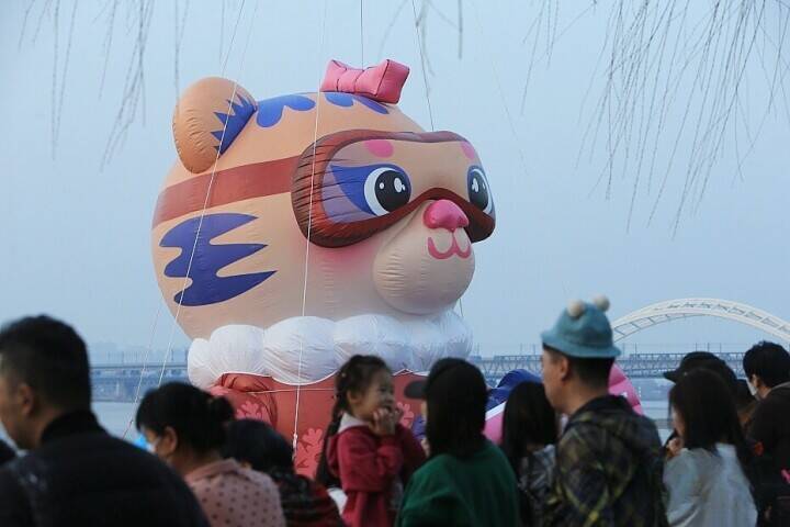 アジア冬季大会のマスコット「妮妮」、ハルビンの松花江の水面に登場―中国