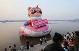 「アジア冬季大会のマスコット「妮妮」、ハルビンの松花江の水面に登場―中国」の画像3