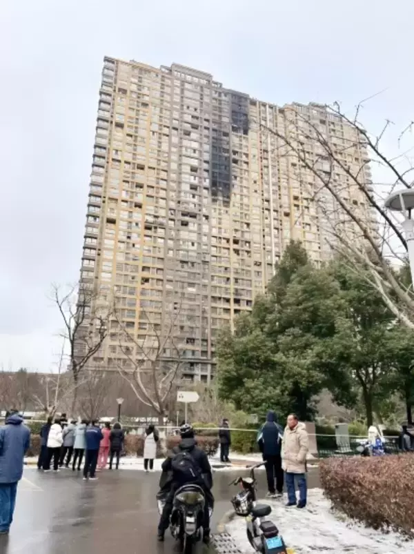 国営中央テレビが南京2・23火災の現場映像を公開、電動バイクから出火し15人死亡―中国