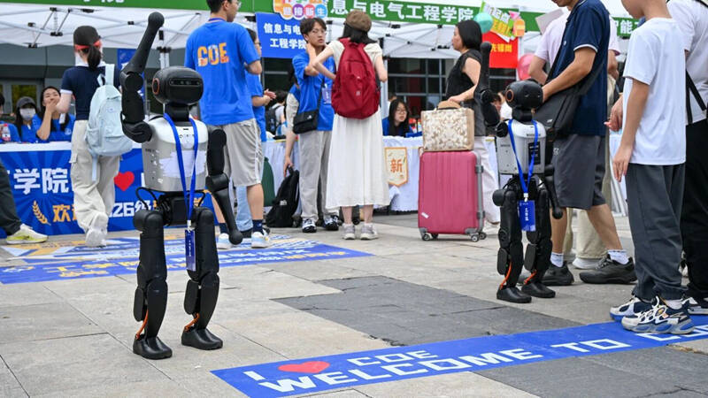 AIが先導して研究室が「出店」、科学技術による大学の新歓シーズンがスタート―中国