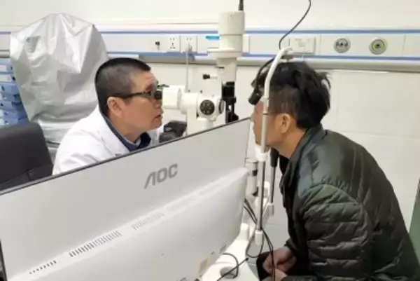 目の痛みで手術、27年前に入ったボールペンのペン先が出てくる―中国