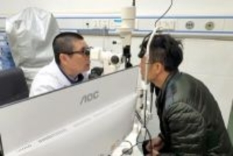 目の痛みで手術、27年前に入ったボールペンのペン先が出てくる―中国