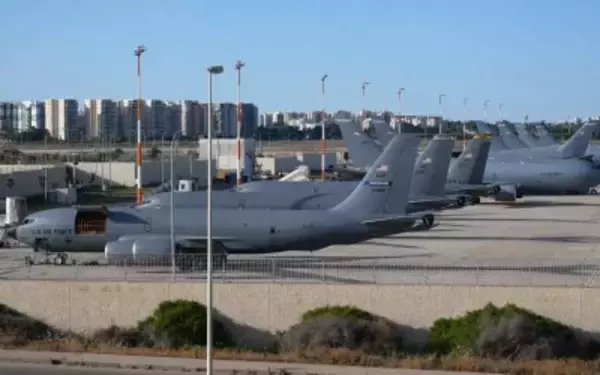 米給油機がイスラエルの空港に駐機