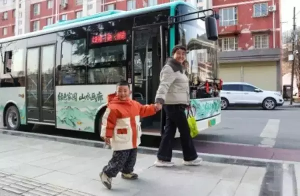 甘粛省の小さな町の幸福を加速させる無料バス―中国