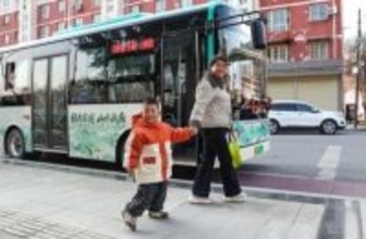 甘粛省の小さな町の幸福を加速させる無料バス―中国