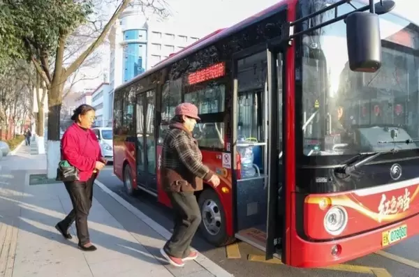 「甘粛省の小さな町の幸福を加速させる無料バス―中国」の画像