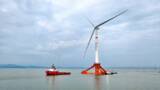 「世界最大の緊張係留型の浮体風力発電機材が設置海域に向け出港―中国」の画像1
