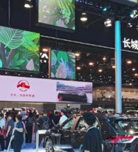 長城汽車が成都モーターショーブースで軍事パレードの生中継映像流す、向かいにはトヨタのブース―中国