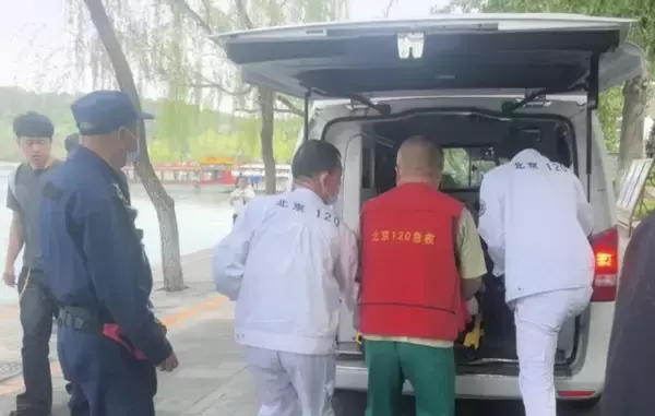 「心筋梗塞で倒れた高齢者を中国人と外国人観光客が力を合わせて救助―北京市」の画像