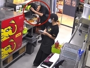 調理中のピザに頭皮のフケをまき散らした店員に7日間の行政拘留処分―中国