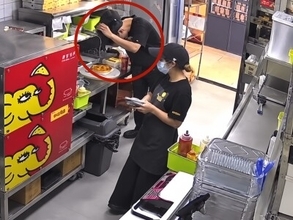 調理中のピザに頭皮のフケをまき散らした店員に7日間の行政拘留処分―中国