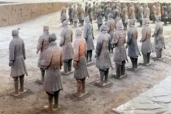「偽バス停に偽ガイド、兵馬俑博物館を訪れる観光客を狙った新たな詐欺―中国」の画像
