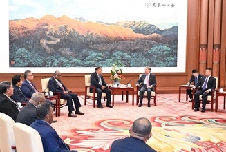 王毅主任　太平洋島しょ国政治家合同視察団一行と会談