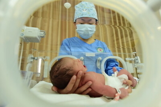 中国の出生率が過去最低に、「軍事大国を目指す野心に広範な影響も」と米CNN