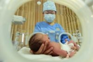 中国の出生率が過去最低に、「軍事大国を目指す野心に広範な影響も」と米CNN