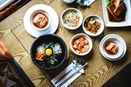 「韓国人はなぜ食器を手に持たない？」ベトナムメディアが紹介、韓国ネットも反応