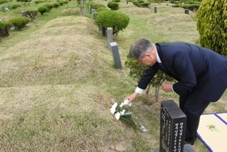 両親の墓参り…文前大統領が近況を公開＝韓国ネット「静かに暮らして」