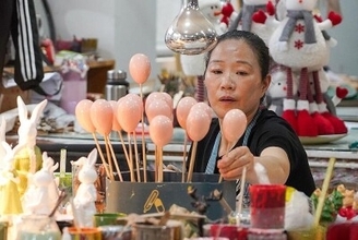 中国の工芸品が海外で売れ行き好調、製造に追われる作業員
