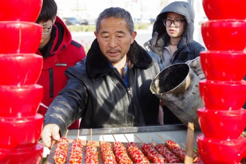 寒空の下で大学生が長蛇の列を作って糖葫蘆を買うワケは？―中国