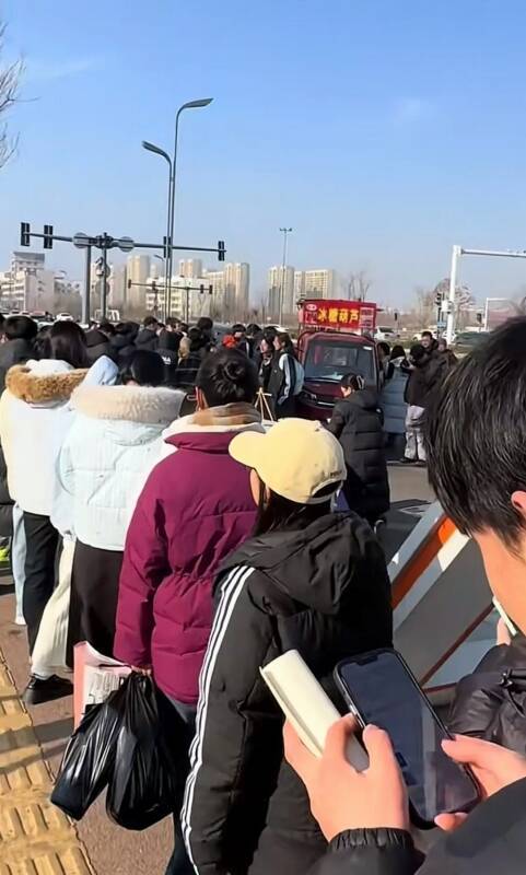 寒空の下で大学生が長蛇の列を作って糖葫蘆を買うワケは？―中国