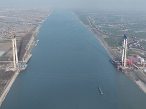 世界最大スパンの二層式斜張つり橋主塔が完成―中国