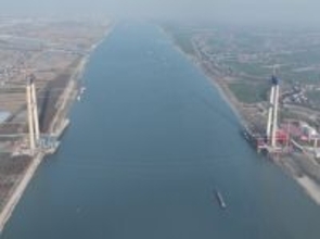 世界最大スパンの二層式斜張つり橋主塔が完成―中国