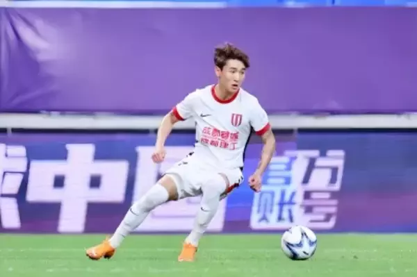 ＜サッカー＞中国代表選手が危険なプレーも退場を免れる、ネット民は大ブーイング