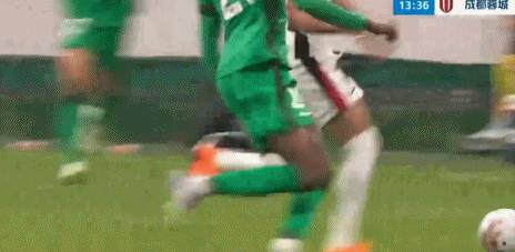 ＜サッカー＞中国代表選手が危険なプレーも退場を免れる、ネット民は大ブーイング