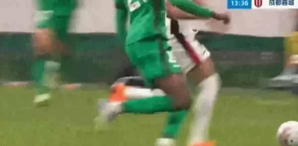 「＜サッカー＞中国代表選手が危険なプレーも退場を免れる、ネット民は大ブーイング」の画像