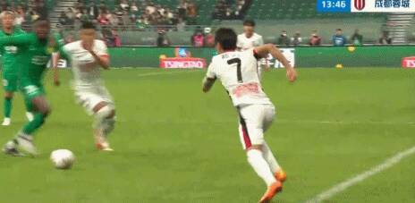 ＜サッカー＞中国代表選手が危険なプレーも退場を免れる、ネット民は大ブーイング