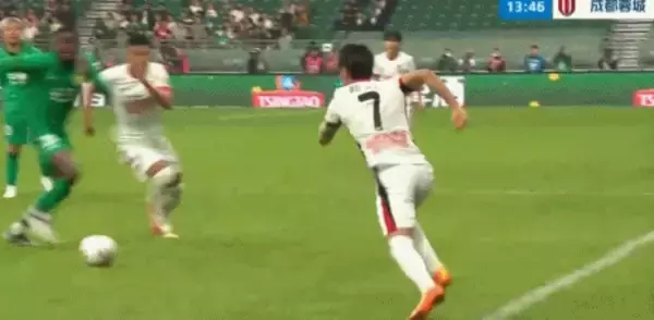 「＜サッカー＞中国代表選手が危険なプレーも退場を免れる、ネット民は大ブーイング」の画像