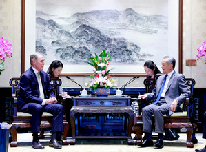 王毅外交部長、パーデュー駐中国米大使と会談―中国