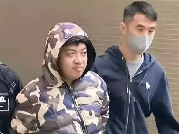 「香港火災をバックに笑顔で自撮り、男が拘束される」の画像