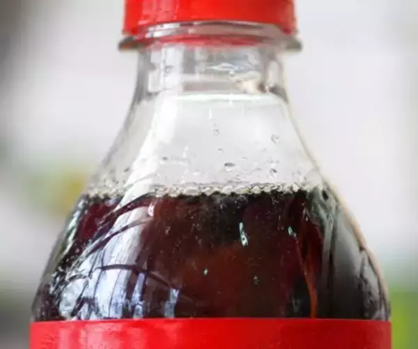 搭乗橋から離れてすぐの旅客機内で乗客のコーラのボトルが破裂、液体が客室乗務員の目に―中国