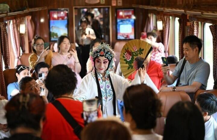 没入型テーマエンタメ文化観光特別列車「津旅時光号」の運行スタート―中国