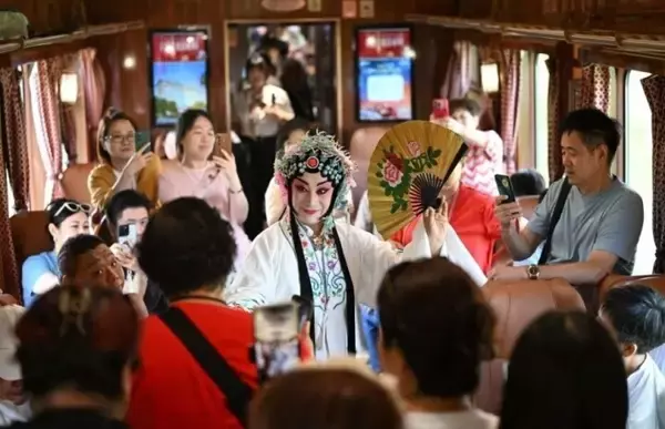 「没入型テーマエンタメ文化観光特別列車「津旅時光号」の運行スタート―中国」の画像