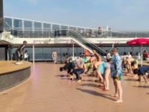 ドバイ港で足止めのクルーズ船、中国人観光客「空にはミサイル跡、甲板ではエクササイズ」―中国メディア