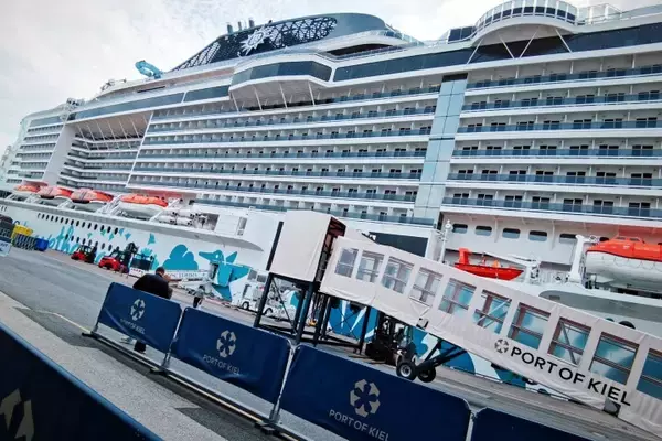 「ドバイ港で足止めのクルーズ船、中国人観光客「空にはミサイル跡、甲板ではエクササイズ」―中国メディア」の画像