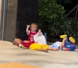 地下鉄駅前に幼児3人を連日置き去り、その理由は…―中国