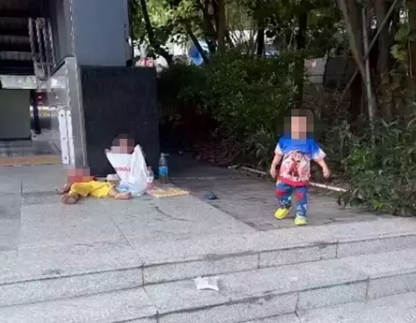 「地下鉄駅前に幼児3人を連日置き去り、その理由は…―中国」の画像
