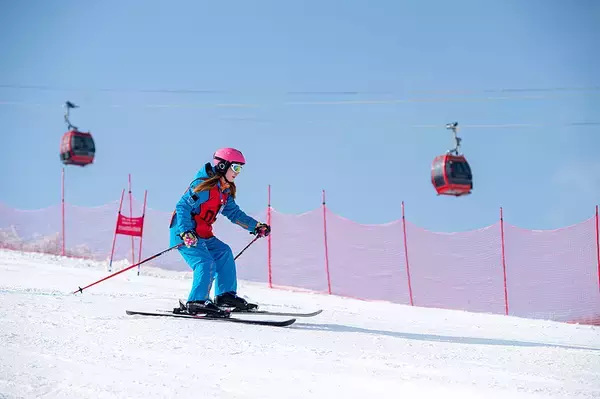 中国の氷雪産業の規模が1兆元の大台突破へ