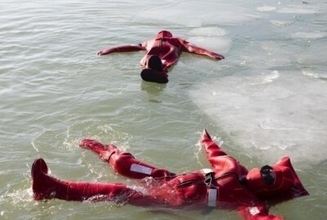 ドライスーツを着て氷の漂う水面にプカプカ、冬の新アクティビティー「氷上浮遊」が人気―中国