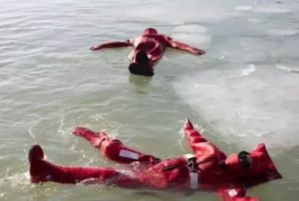 ドライスーツを着て氷の漂う水面にプカプカ、冬の新アクティビティー「氷上浮遊」が人気―中国