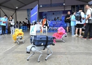 新学期の大学でロボットやロボット犬が「運送作業員」として活躍―中国