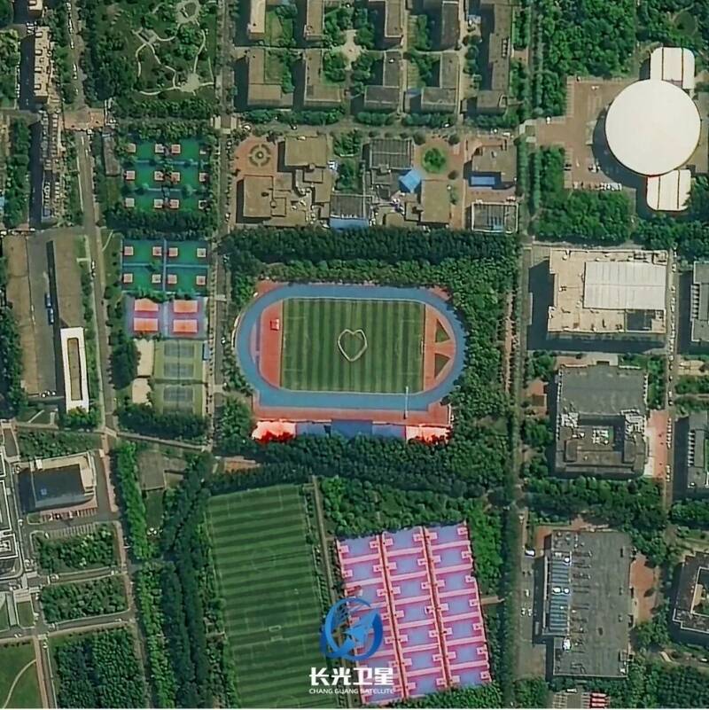 宇宙から卒業生を撮影？吉林大学の卒業写真が話題に―中国